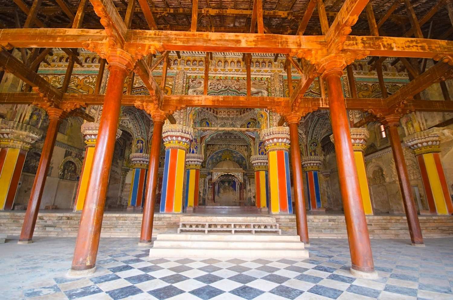 Thanjavur Royal Palace Museum exterior and courtyard scene